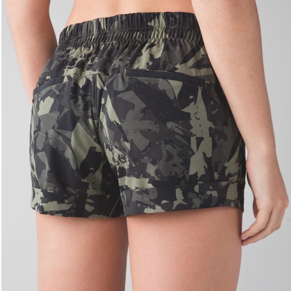 Lululemon Athletica Black and Green Patterned Spring Break Away Shorts Size 4 - Picture 2 of 9